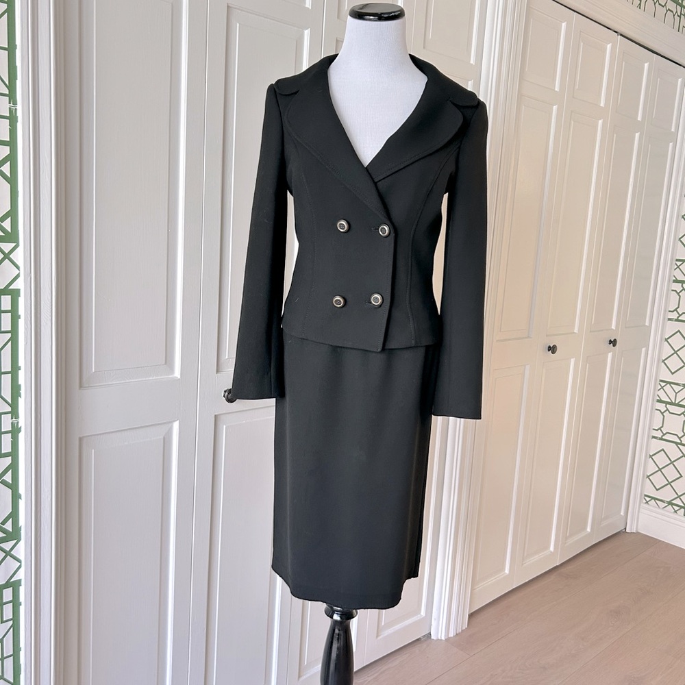 Dolce and Gabbana suit. Excellent condition.
Black color, size 40
